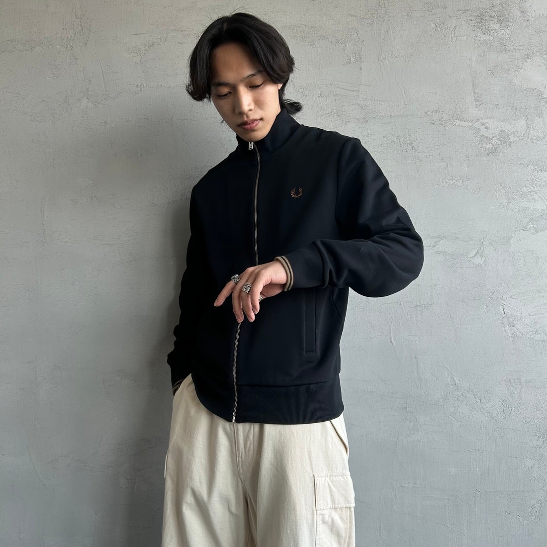 FRED PERRY [フレッドペリー] ジップスルースウェット [J1327] 102 BLACK &&モデル身長：179cm 着用サイズ：M&&