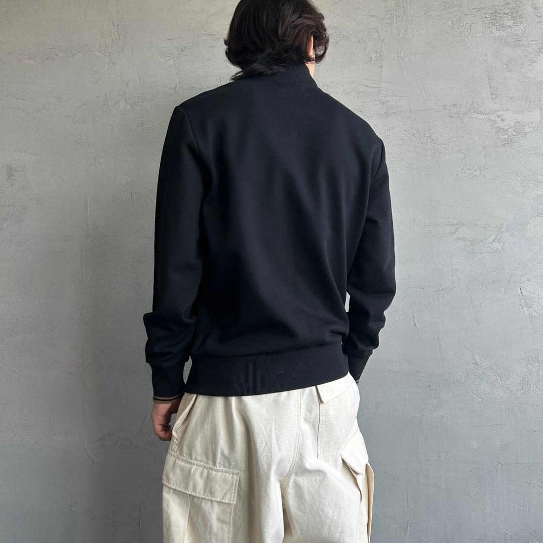 FRED PERRY [フレッドペリー] ジップスルースウェット [J1327] 102 BLACK &&モデル身長：179cm 着用サイズ：M&&