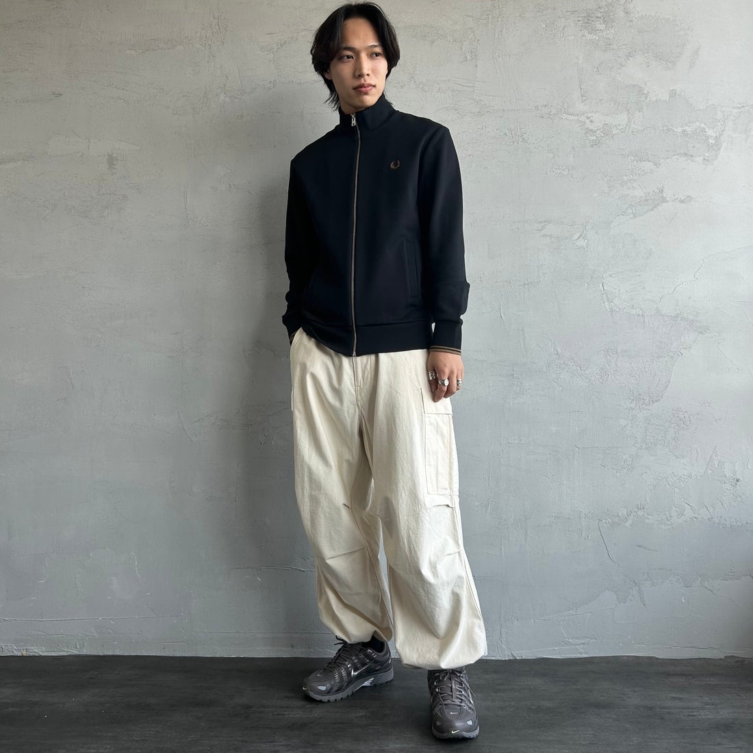 FRED PERRY [フレッドペリー] ジップスルースウェット [J1327] 102 BLACK &&モデル身長：179cm 着用サイズ：M&&