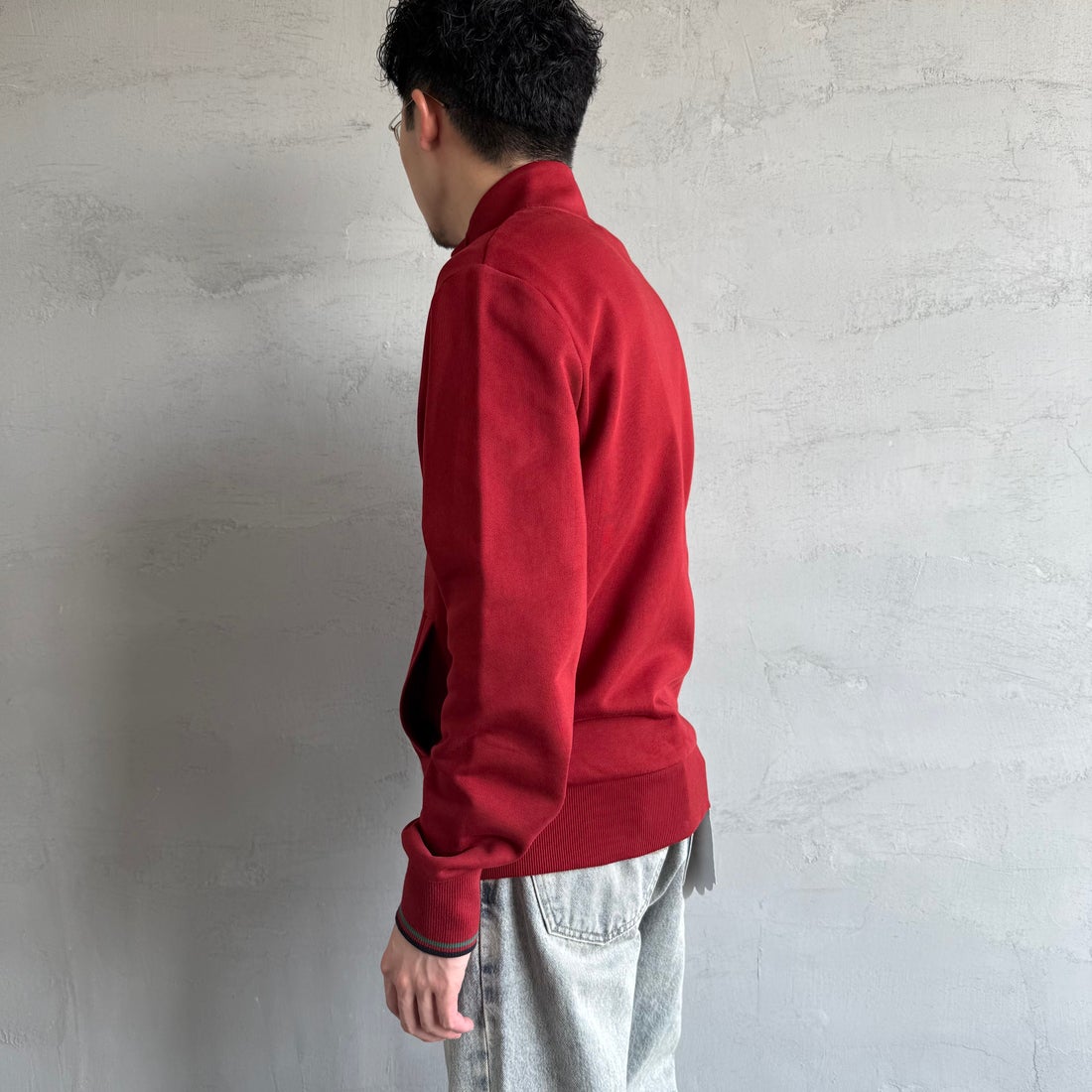 FRED PERRY [フレッドペリー] ジップスルースウェット [J1327] M02 BURNT &&モデル身長：168cm 着用サイズ：M&&