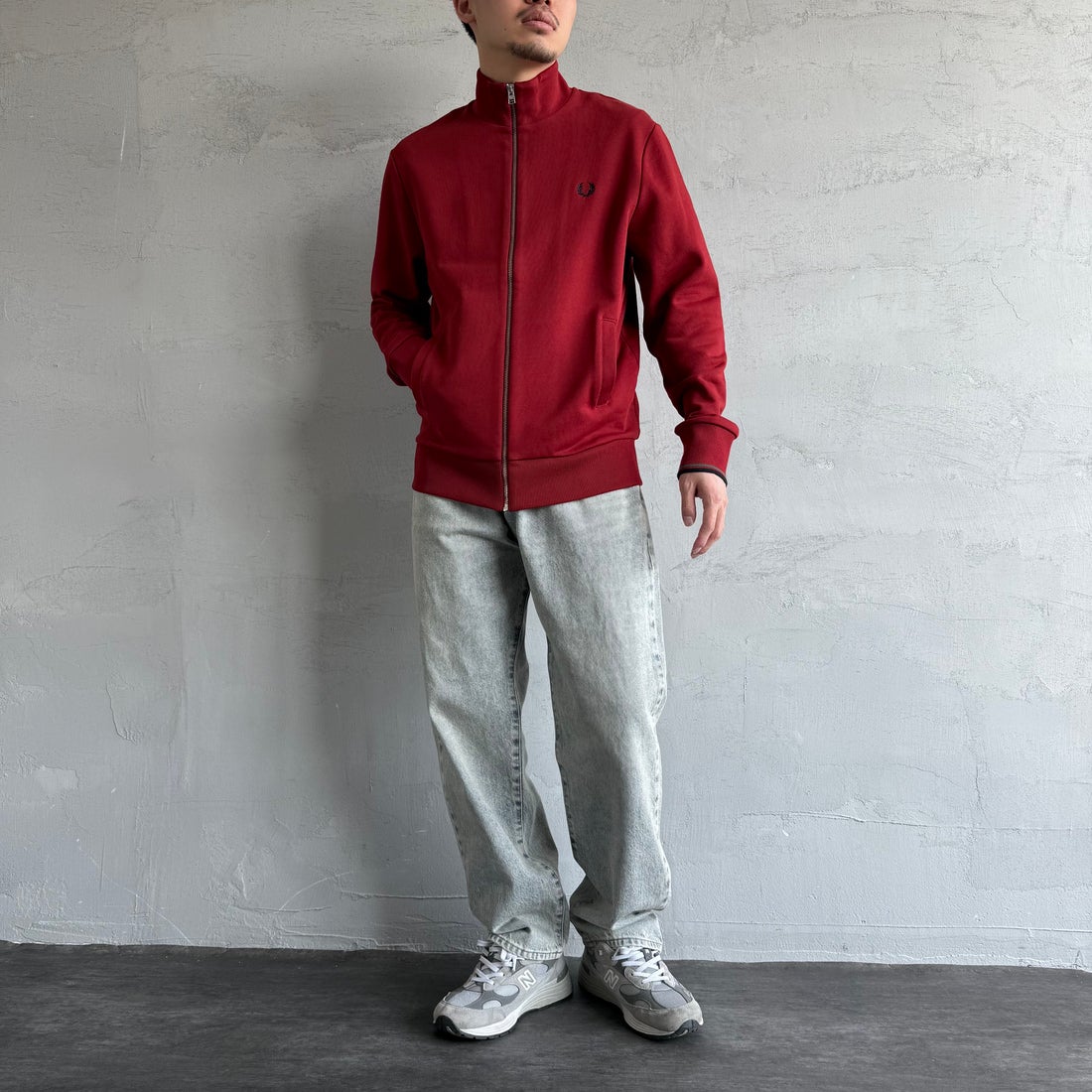 FRED PERRY [フレッドペリー] ジップスルースウェット [J1327] M02 BURNT &&モデル身長：168cm 着用サイズ：M&&