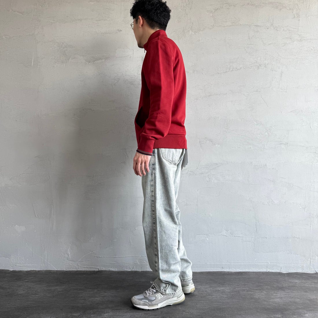 FRED PERRY [フレッドペリー] ジップスルースウェット [J1327] M02 BURNT &&モデル身長：168cm 着用サイズ：M&&
