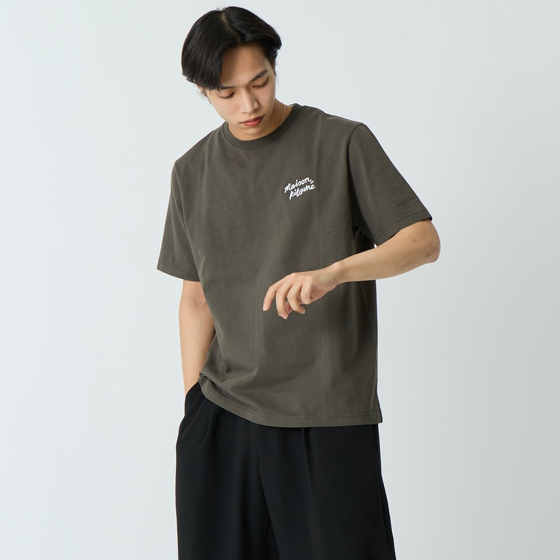 MAISON KITSUNE [メゾン キツネ] ハンドライティング コンフォートTシャツ [MM00126KJ7025] 0453 BELUG &&モデル身長：179cm 着用サイズ：M&&
