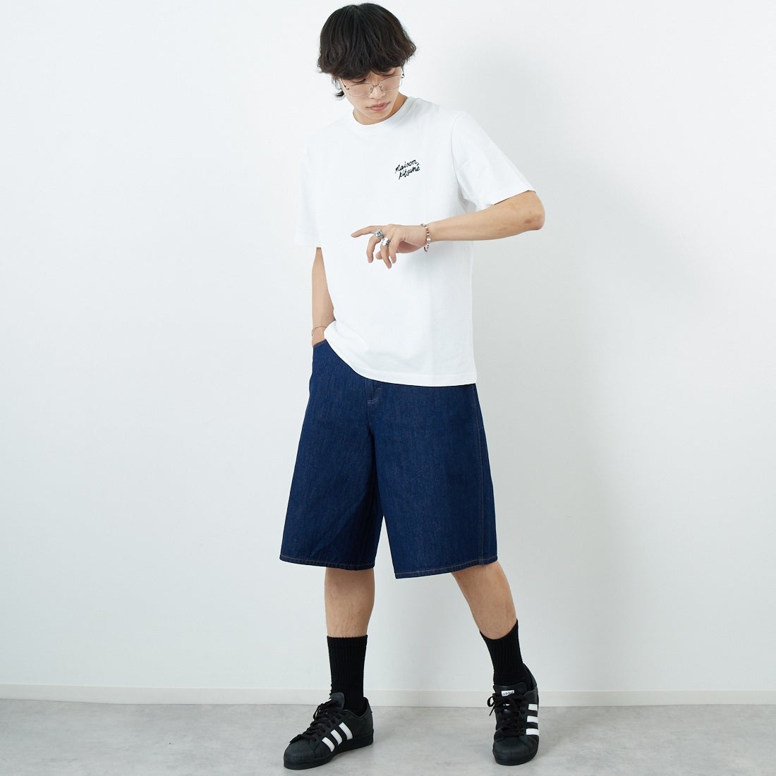 MAISON KITSUNE [メゾン キツネ] ハンドライティング コンフォートTシャツ [MM00126KJ7025] M186 WH/BK &&モデル身長：179cm 着用サイズ：S&&