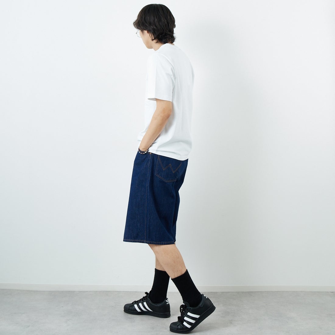 MAISON KITSUNE [メゾン キツネ] ハンドライティング コンフォートTシャツ [MM00126KJ7025] M186 WH/BK &&モデル身長：179cm 着用サイズ：S&&