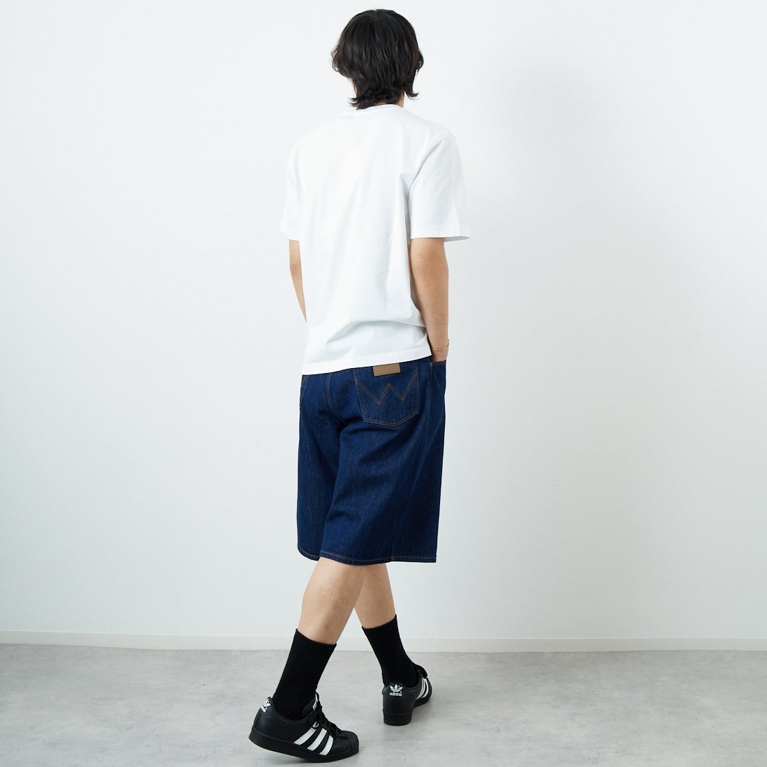 MAISON KITSUNE [メゾン キツネ] ハンドライティング コンフォートTシャツ [MM00126KJ7025] M186 WH/BK &&モデル身長：179cm 着用サイズ：S&&