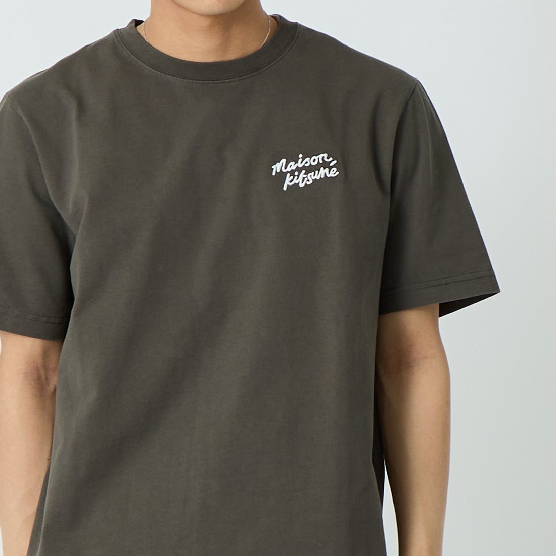 MAISON KITSUNE [メゾン キツネ] ハンドライティング コンフォートTシャツ [MM00126KJ7025] 0453 BELUG &&モデル身長：179cm 着用サイズ：M&&