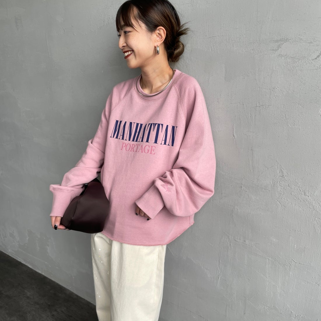 MANHATTAN PORTAGE [マンハッタンポーテージ] 別注 ロゴプリント カットオフスウェット [25FWMP-INL016-JF] PINK &&モデル身長：150cm 着用サイズ：F&&