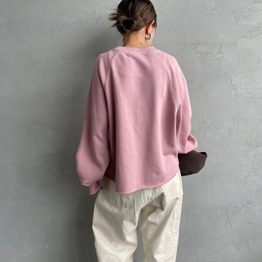 MANHATTAN PORTAGE [マンハッタンポーテージ] 別注 ロゴプリント カットオフスウェット [25FWMP-INL016-JF] PINK &&モデル身長：150cm 着用サイズ：F&&