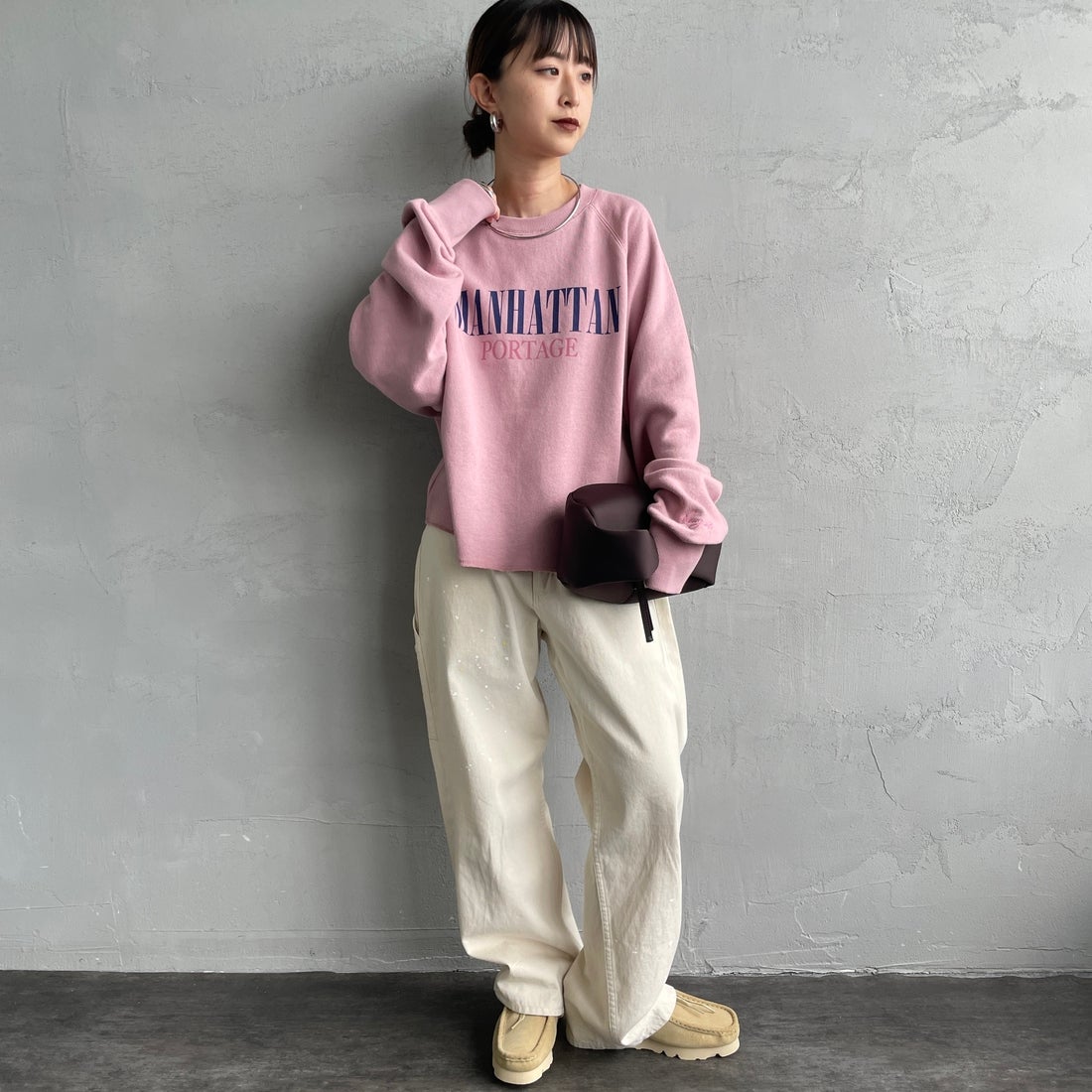 MANHATTAN PORTAGE [マンハッタンポーテージ] 別注 ロゴプリント カットオフスウェット [25FWMP-INL016-JF] PINK &&モデル身長：150cm 着用サイズ：F&&