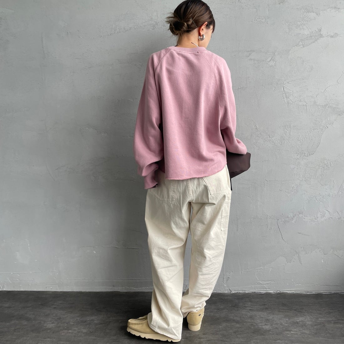 MANHATTAN PORTAGE [マンハッタンポーテージ] 別注 ロゴプリント カットオフスウェット [25FWMP-INL016-JF] PINK &&モデル身長：150cm 着用サイズ：F&&