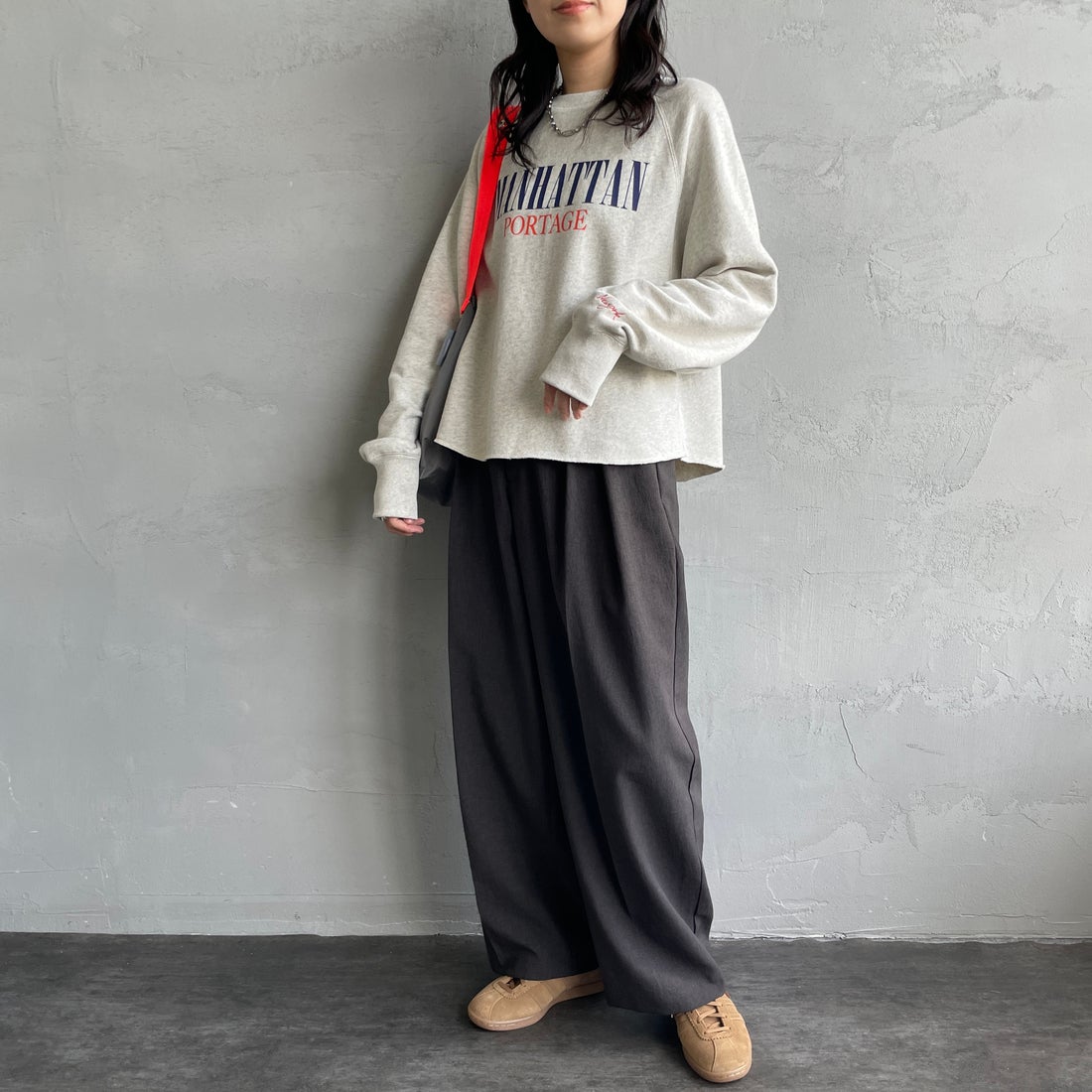 MANHATTAN PORTAGE [マンハッタンポーテージ] 別注 ロゴプリント カットオフスウェット [25FWMP-INL016-JF] OATMEAL &&モデル身長：160cm 着用サイズ：F&&