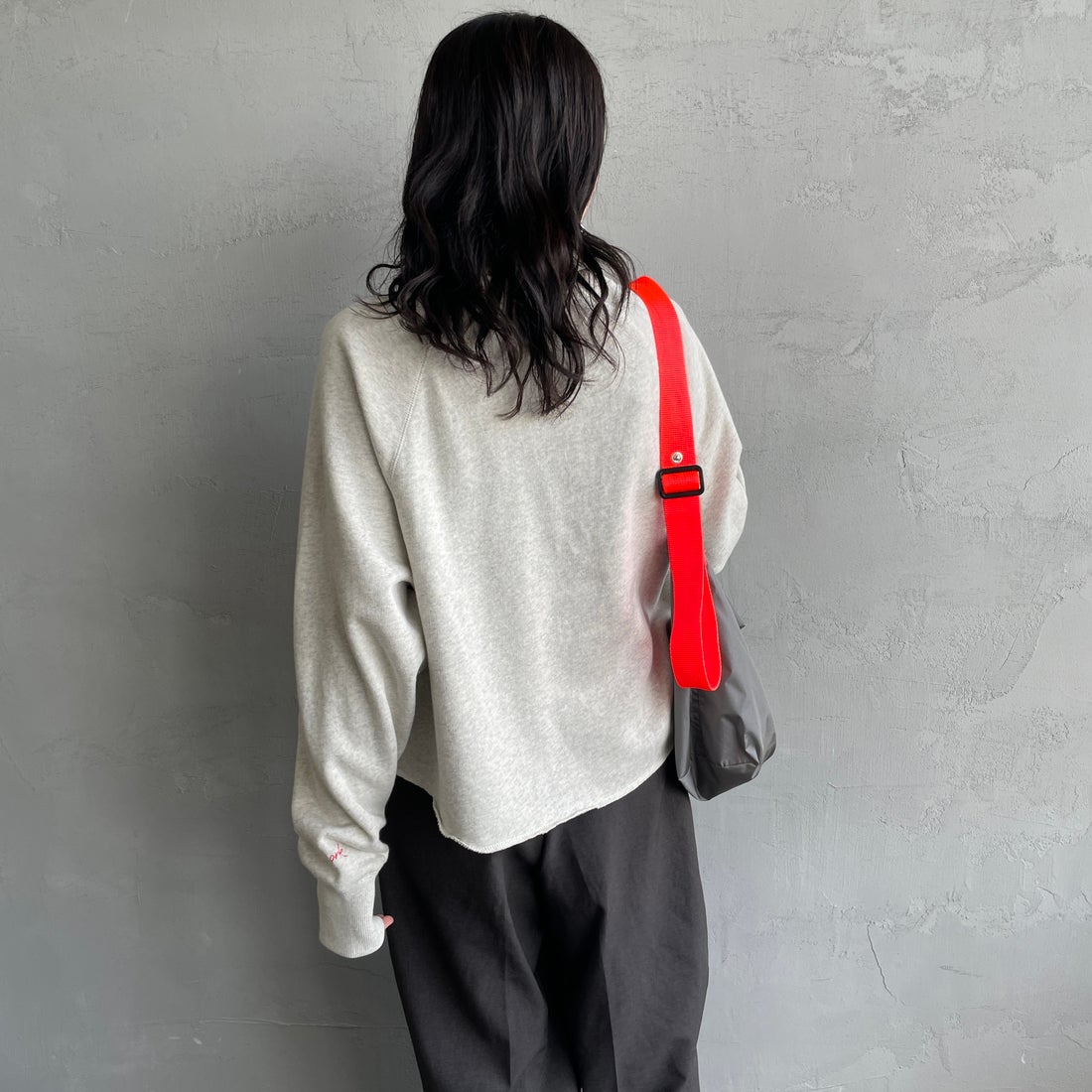 MANHATTAN PORTAGE [マンハッタンポーテージ] 別注 ロゴプリント カットオフスウェット [25FWMP-INL016-JF] OATMEAL &&モデル身長：160cm 着用サイズ：F&&