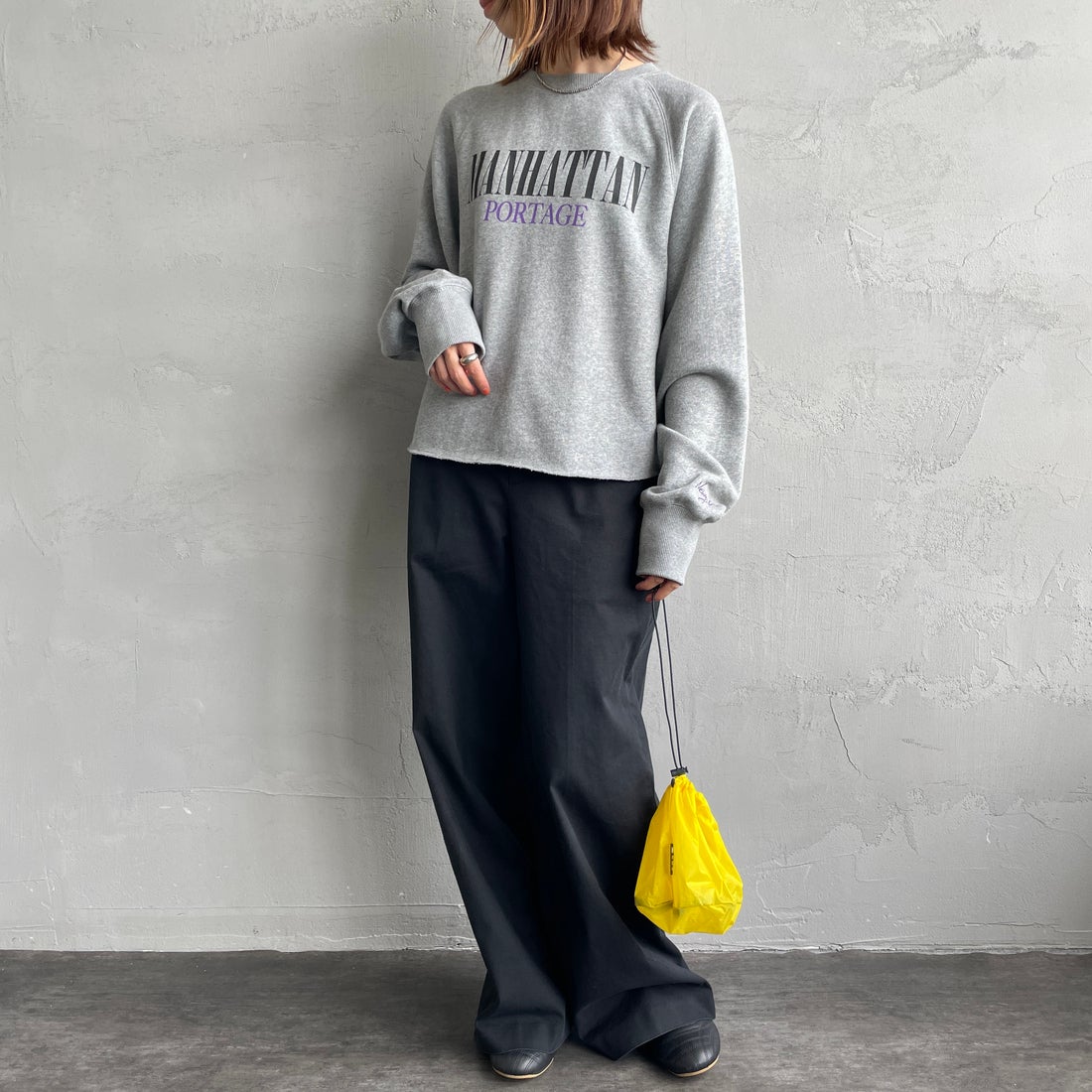 MANHATTAN PORTAGE [マンハッタンポーテージ] 別注 ロゴプリント カットオフスウェット [25FWMP-INL016-JF] H.GRAY &&モデル身長：158cm 着用サイズ：F&&