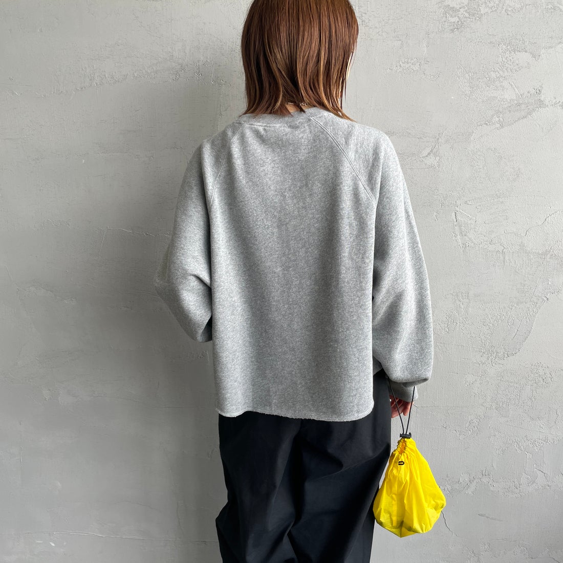 MANHATTAN PORTAGE [マンハッタンポーテージ] 別注 ロゴプリント カットオフスウェット [25FWMP-INL016-JF] H.GRAY &&モデル身長：158cm 着用サイズ：F&&