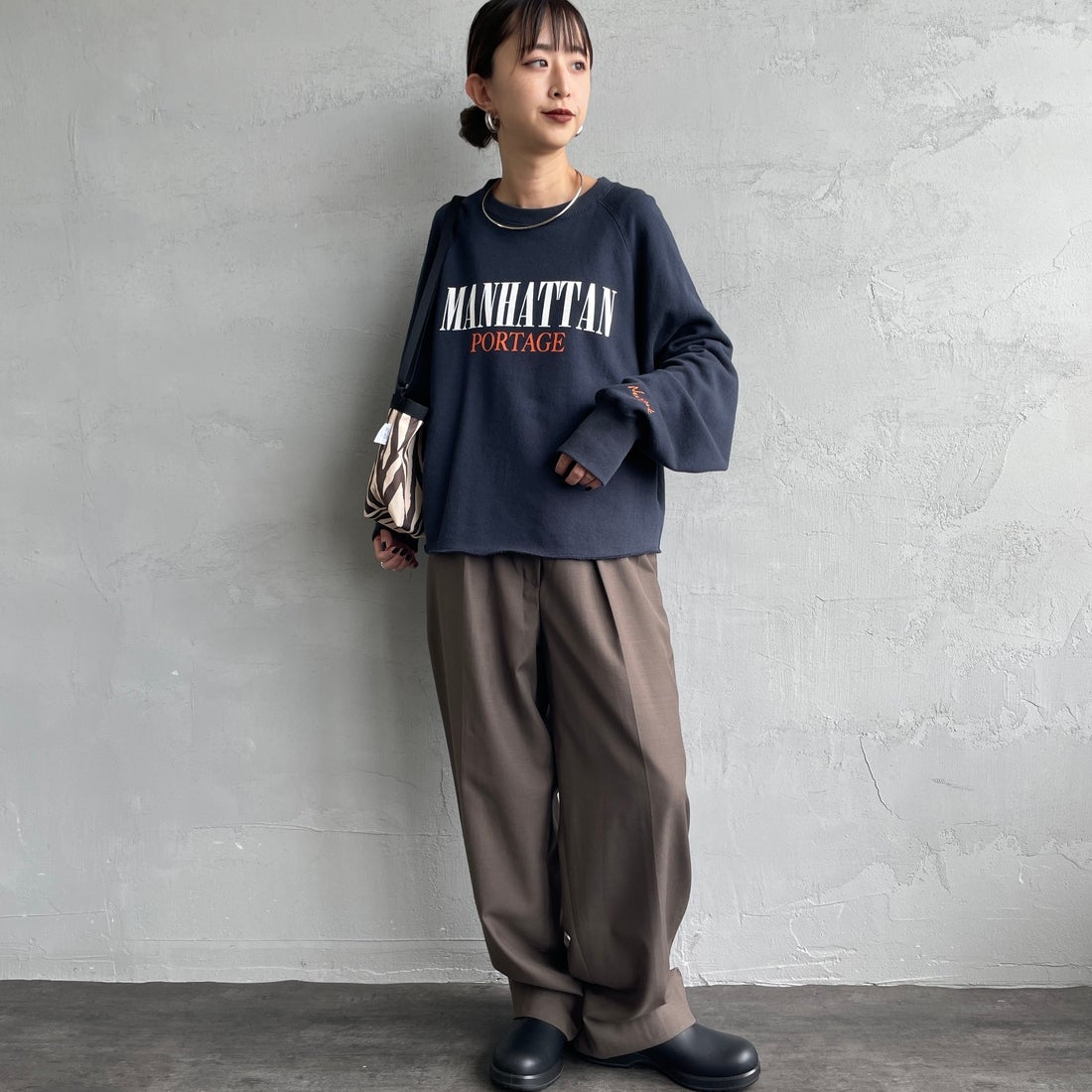 MANHATTAN PORTAGE [マンハッタンポーテージ] 別注 ロゴプリント カットオフスウェット [25FWMP-INL016-JF] NAVY &&モデル身長：150cm 着用サイズ：F&&