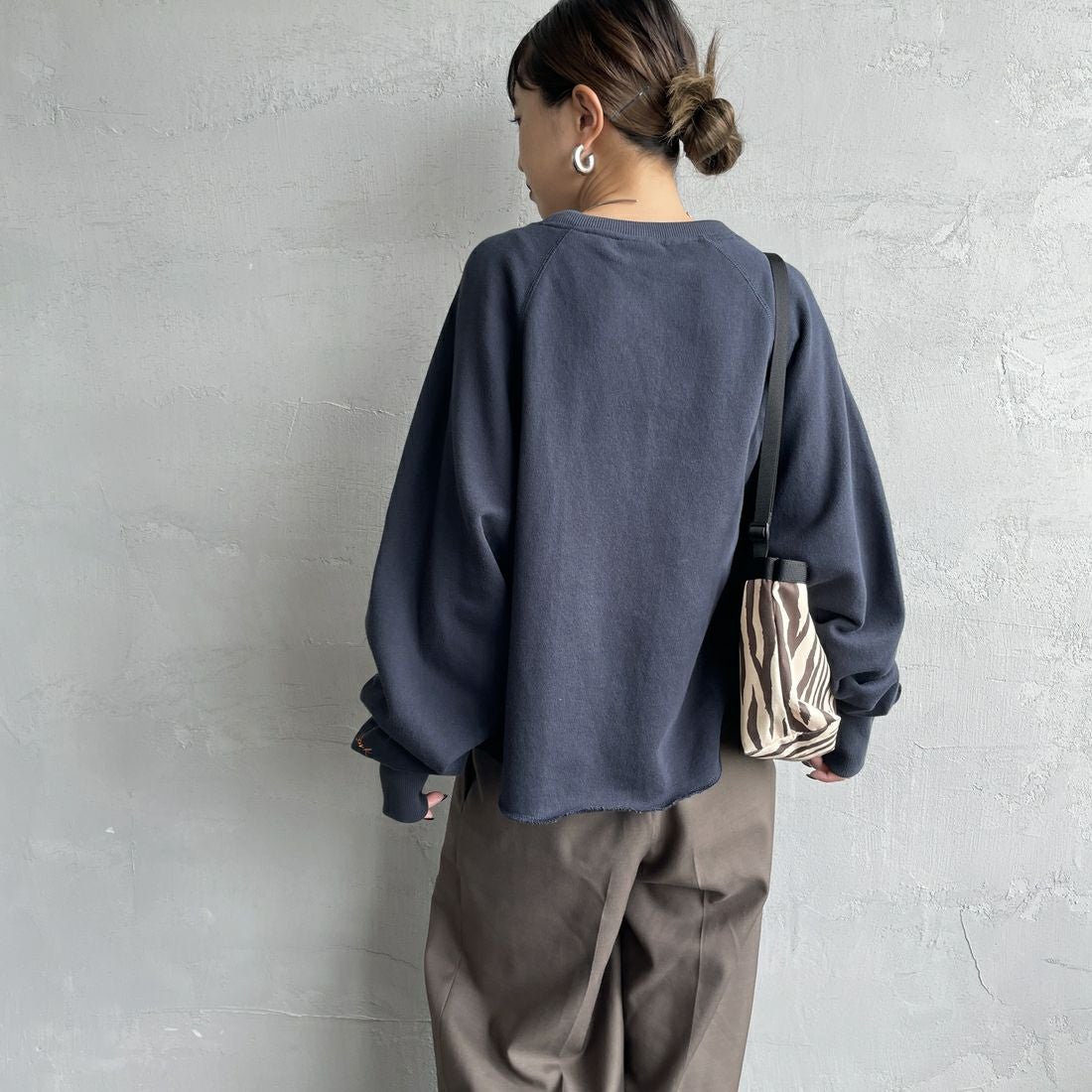 MANHATTAN PORTAGE [マンハッタンポーテージ] 別注 ロゴプリント カットオフスウェット [25FWMP-INL016-JF] NAVY &&モデル身長：150cm 着用サイズ：F&&