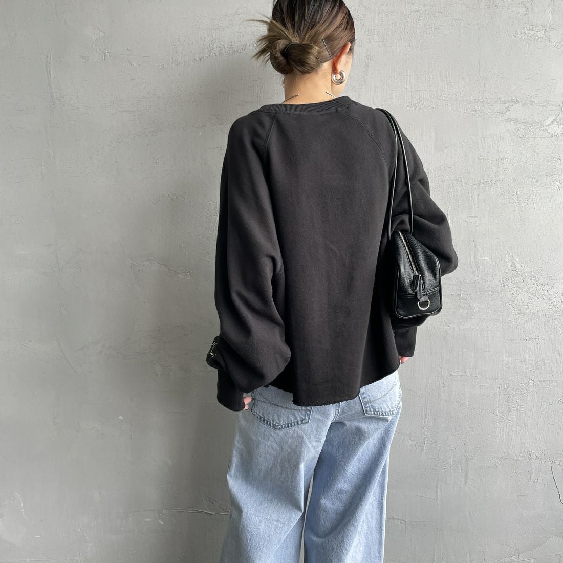 MANHATTAN PORTAGE [マンハッタンポーテージ] 別注 ロゴプリント カットオフスウェット [25FWMP-INL016-JF] BLACK &&モデル身長：150cm 着用サイズ：F&&