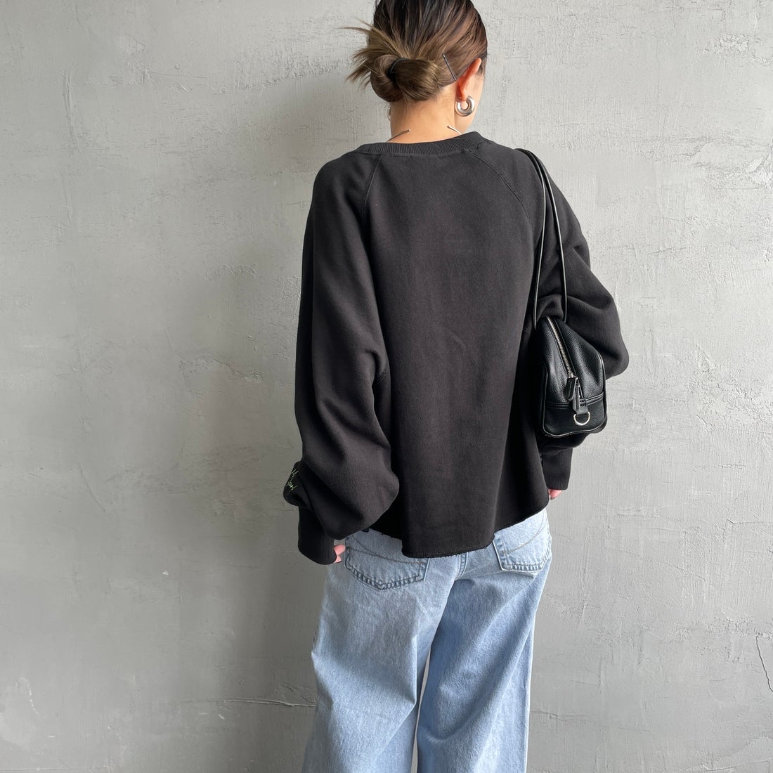 MANHATTAN PORTAGE [マンハッタンポーテージ] 別注 ロゴプリント カットオフスウェット [25FWMP-INL016-JF] BLACK &&モデル身長：150cm 着用サイズ：F&&