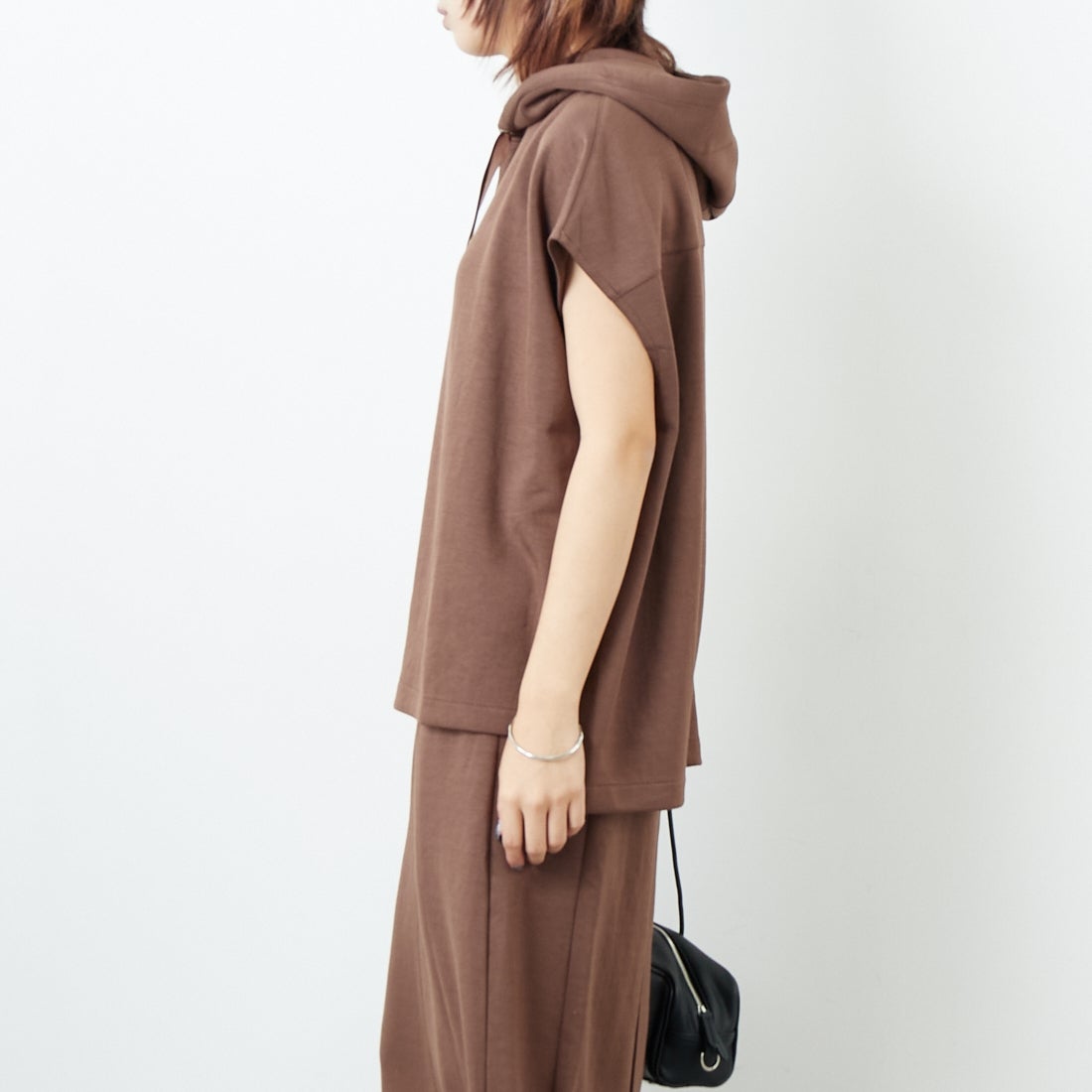 Maison de L'allure [メゾン ドゥ ラリュール] ダンボールフーディベスト [M25132003] 28 BROWN &&モデル身長：167cm 着用サイズ：F&&