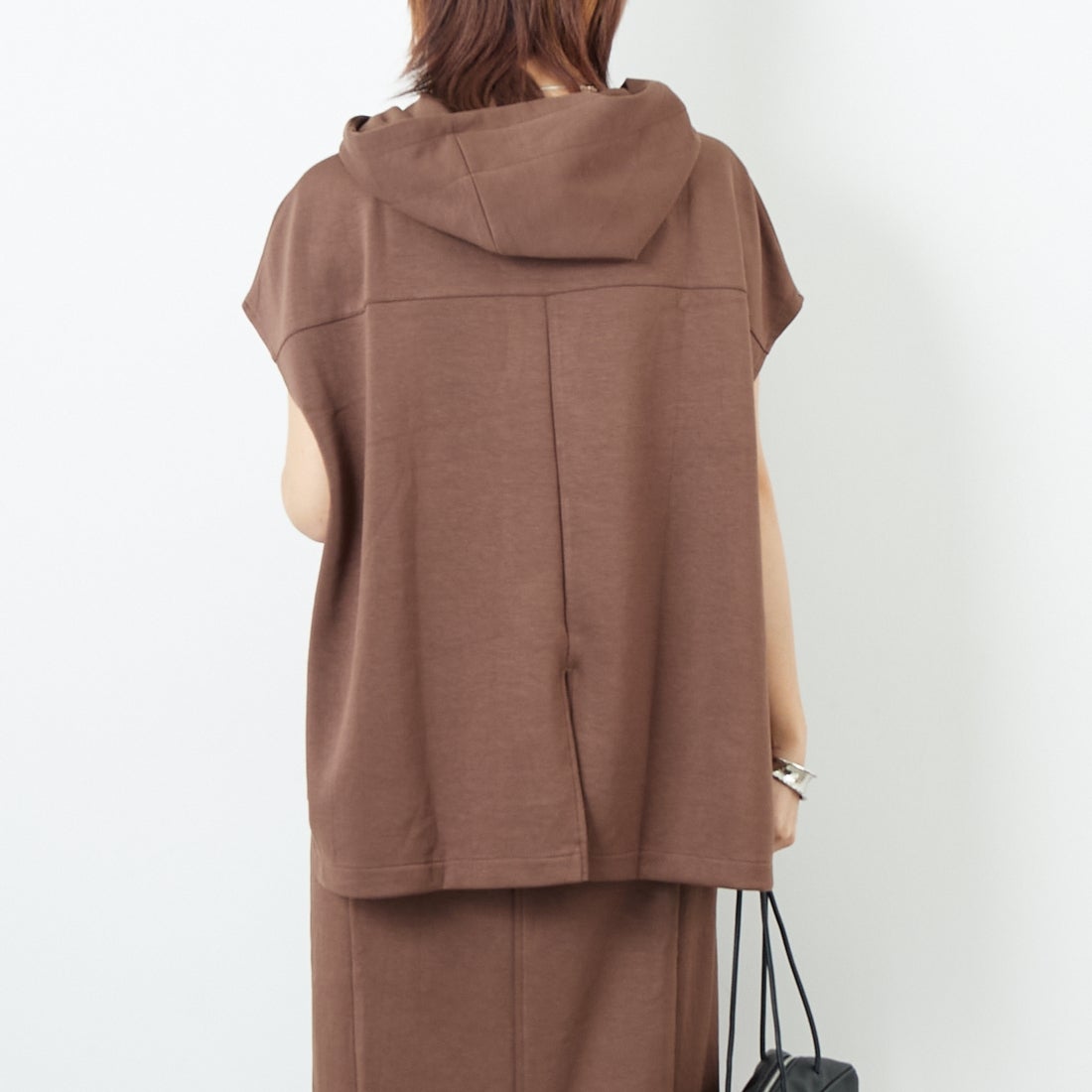 Maison de L'allure [メゾン ドゥ ラリュール] ダンボールフーディベスト [M25132003] 28 BROWN &&モデル身長：167cm 着用サイズ：F&&