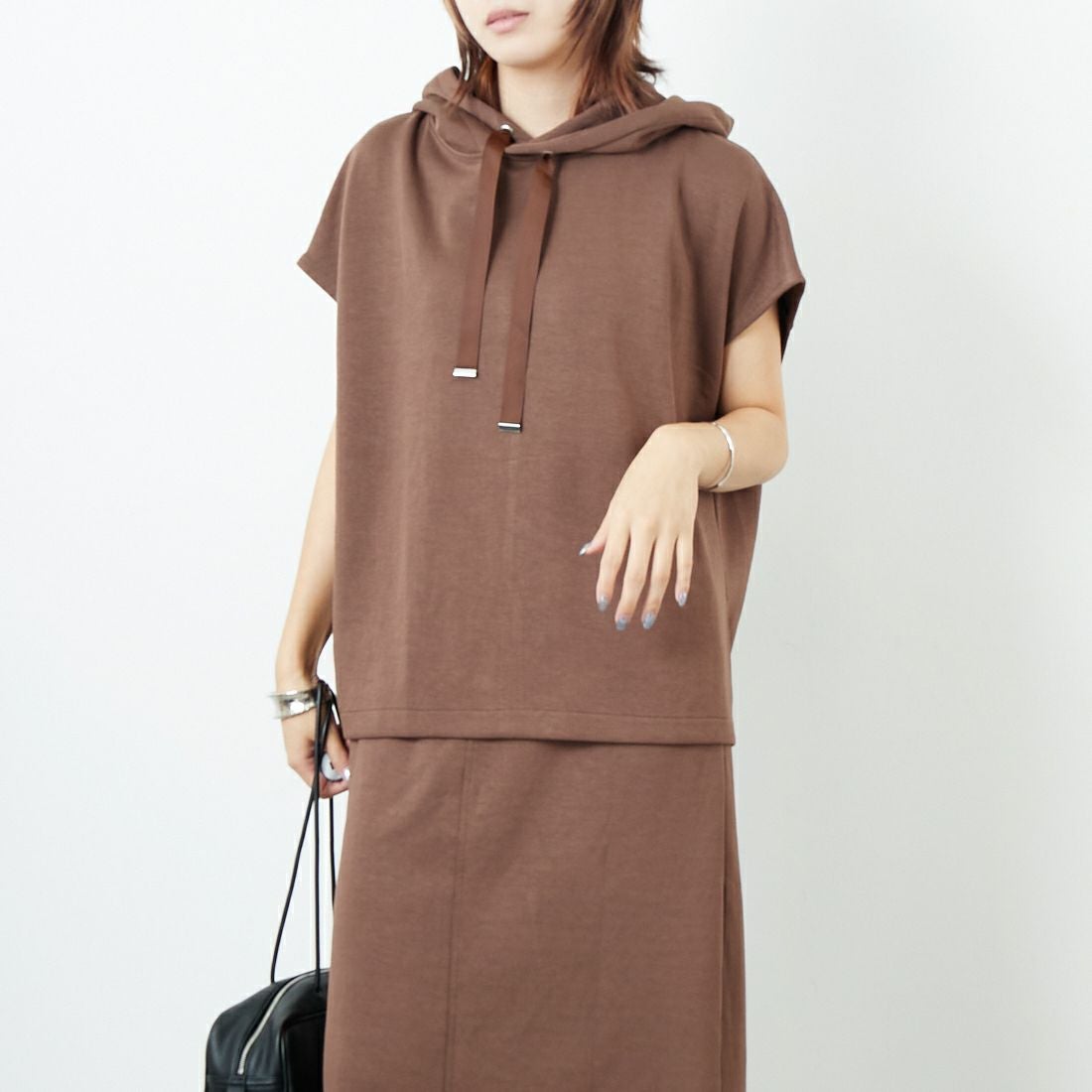 Maison de L'allure [メゾン ドゥ ラリュール] ダンボールフーディベスト [M25132003] 28 BROWN &&モデル身長：167cm 着用サイズ：F&&