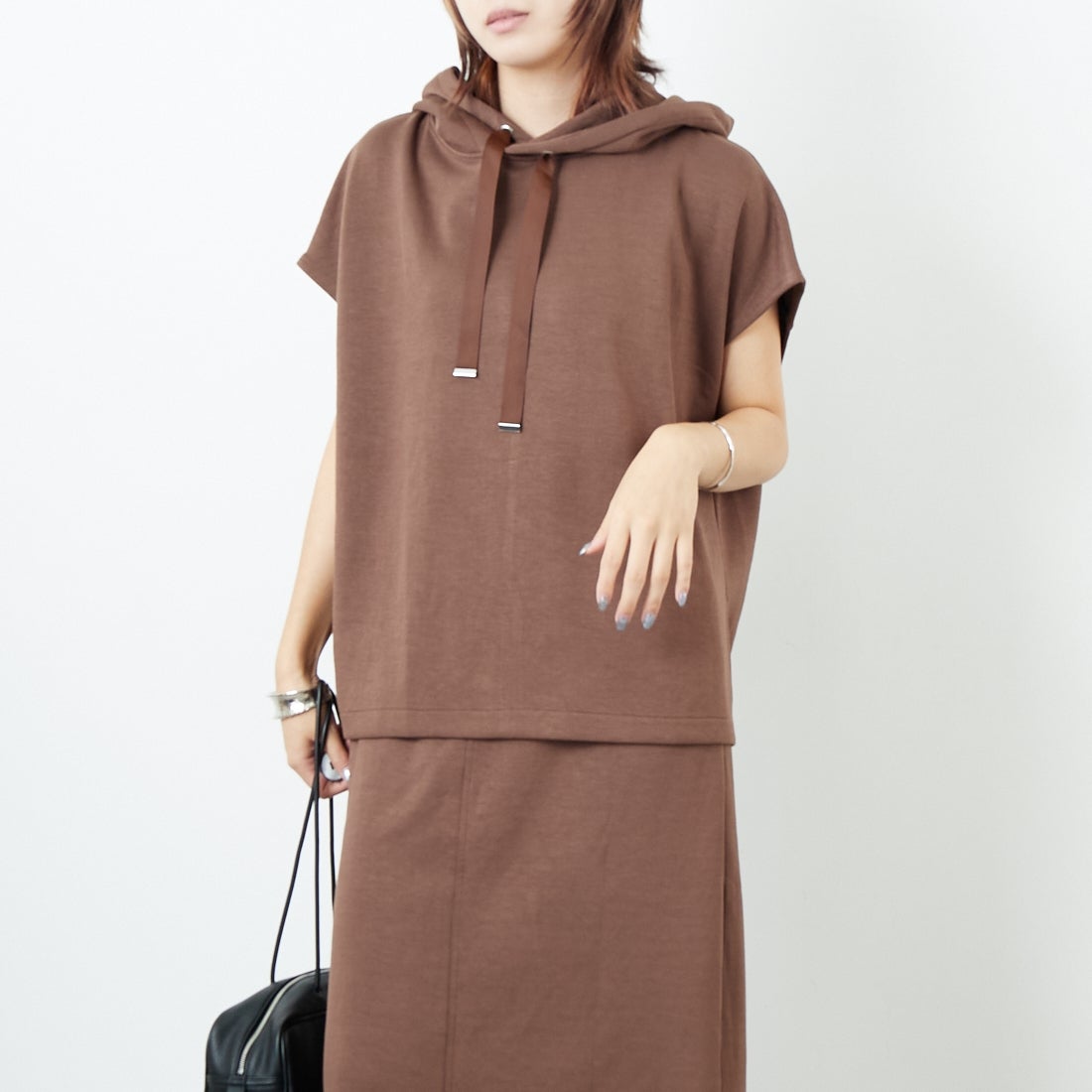 Maison de L'allure [メゾン ドゥ ラリュール] ダンボールフーディベスト [M25132003] 28 BROWN &&モデル身長：167cm 着用サイズ：F&&