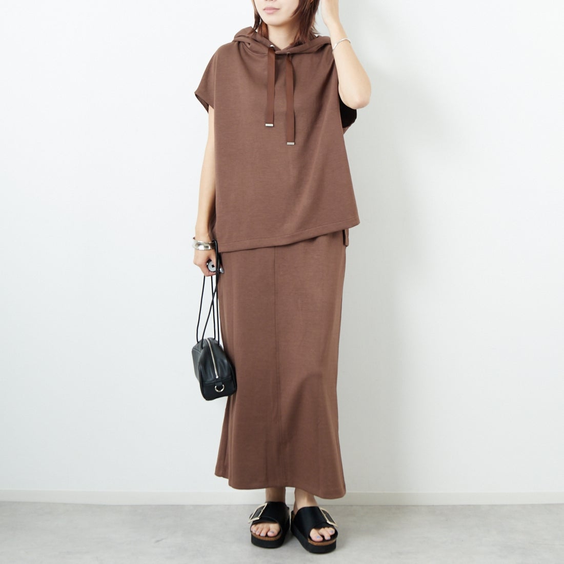 Maison de L'allure [メゾン ドゥ ラリュール] ダンボールフーディベスト [M25132003] 28 BROWN &&モデル身長：167cm 着用サイズ：F&&