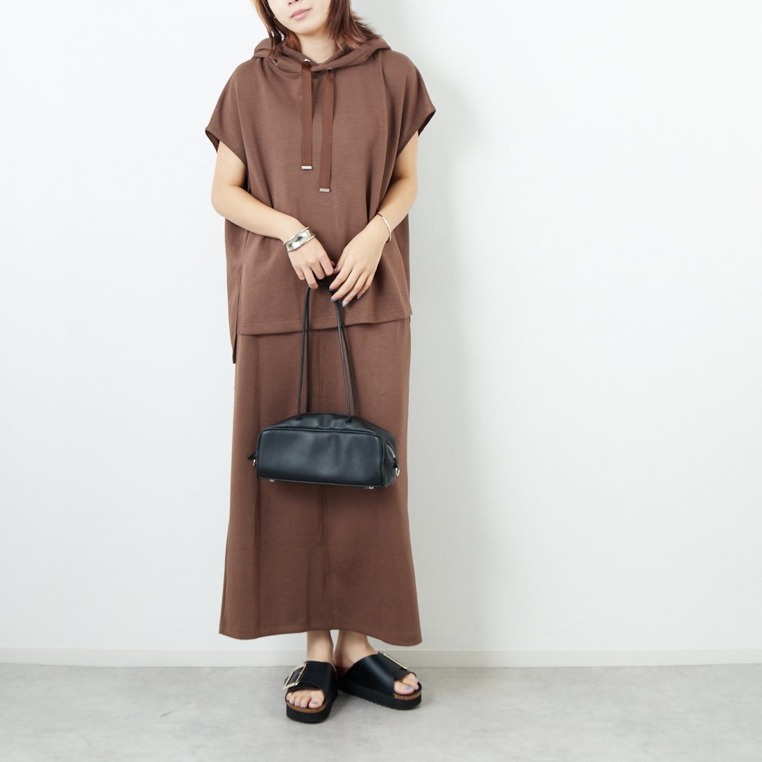Maison de L'allure [メゾン ドゥ ラリュール] ダンボールフーディベスト [M25132003] 28 BROWN &&モデル身長：167cm 着用サイズ：F&&