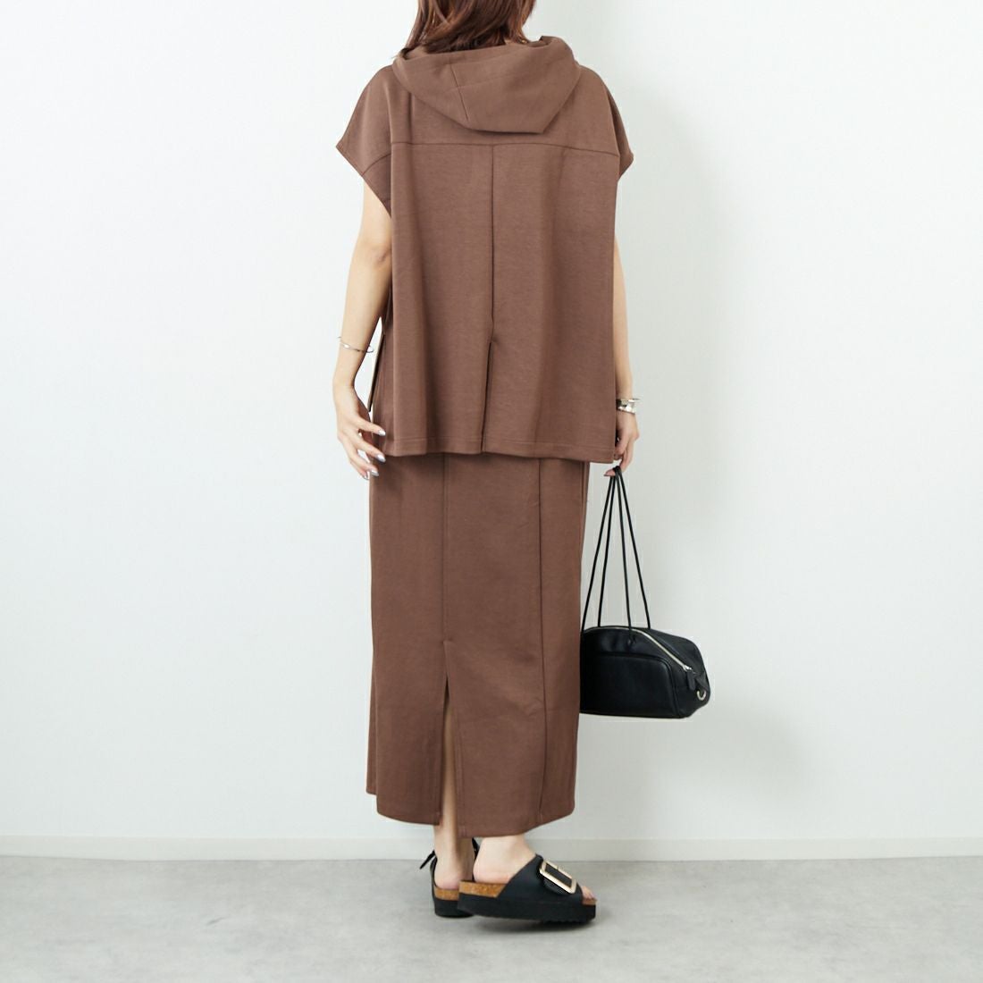 Maison de L'allure [メゾン ドゥ ラリュール] ダンボールフーディベスト [M25132003] 28 BROWN &&モデル身長：167cm 着用サイズ：F&&