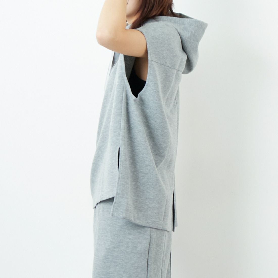 Maison de L'allure [メゾン ドゥ ラリュール] ダンボールフーディベスト [M25132003] 07 GRAY &&モデル身長：167cm 着用サイズ：F&&