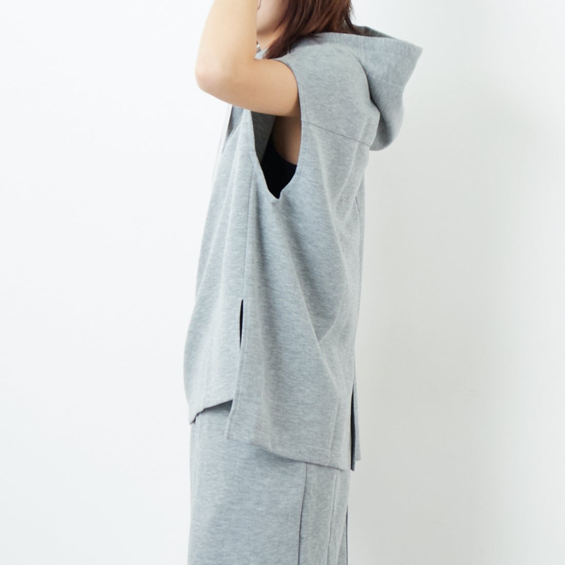 Maison de L'allure [メゾン ドゥ ラリュール] ダンボールフーディベスト [M25132003] 07 GRAY &&モデル身長：167cm 着用サイズ：F&&