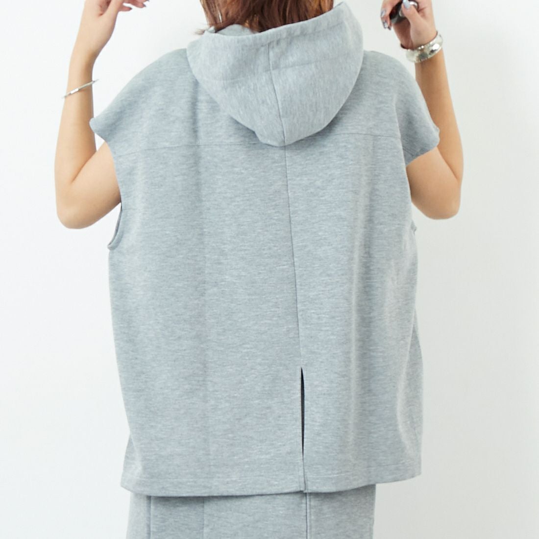 Maison de L'allure [メゾン ドゥ ラリュール] ダンボールフーディベスト [M25132003] 07 GRAY &&モデル身長：167cm 着用サイズ：F&&