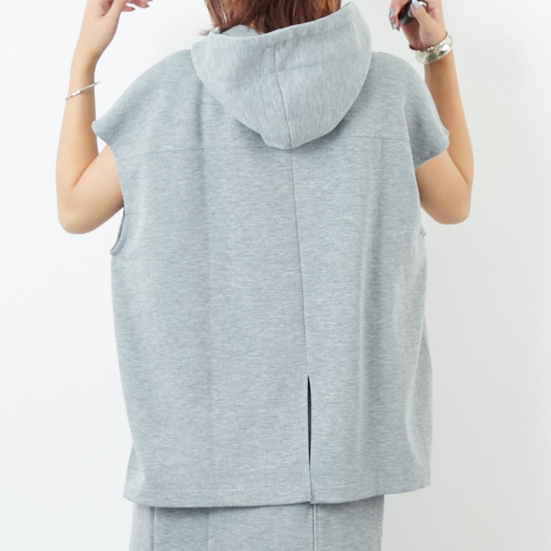 Maison de L'allure [メゾン ドゥ ラリュール] ダンボールフーディベスト [M25132003] 07 GRAY &&モデル身長：167cm 着用サイズ：F&&