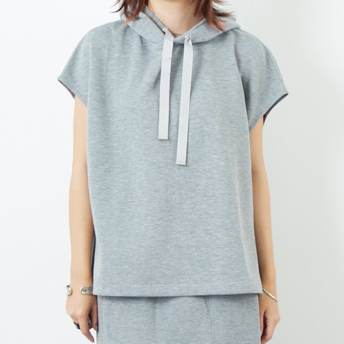 Maison de L'allure [メゾン ドゥ ラリュール] ダンボールフーディベスト [M25132003] 07 GRAY &&モデル身長：167cm 着用サイズ：F&&