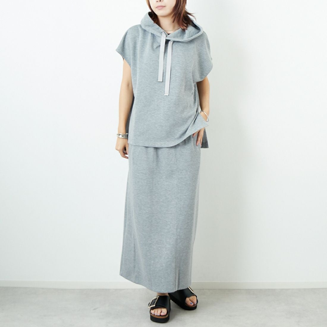 Maison de L'allure [メゾン ドゥ ラリュール] ダンボールフーディベスト [M25132003] 07 GRAY &&モデル身長：167cm 着用サイズ：F&&