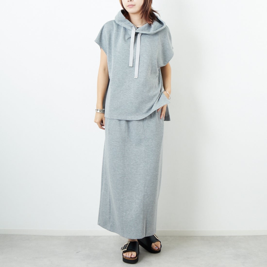Maison de L'allure [メゾン ドゥ ラリュール] ダンボールフーディベスト [M25132003] 07 GRAY &&モデル身長：167cm 着用サイズ：F&&