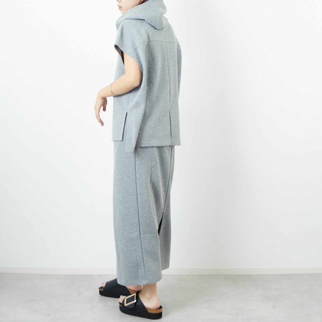 Maison de L'allure [メゾン ドゥ ラリュール] ダンボールフーディベスト [M25132003] 07 GRAY &&モデル身長：167cm 着用サイズ：F&&