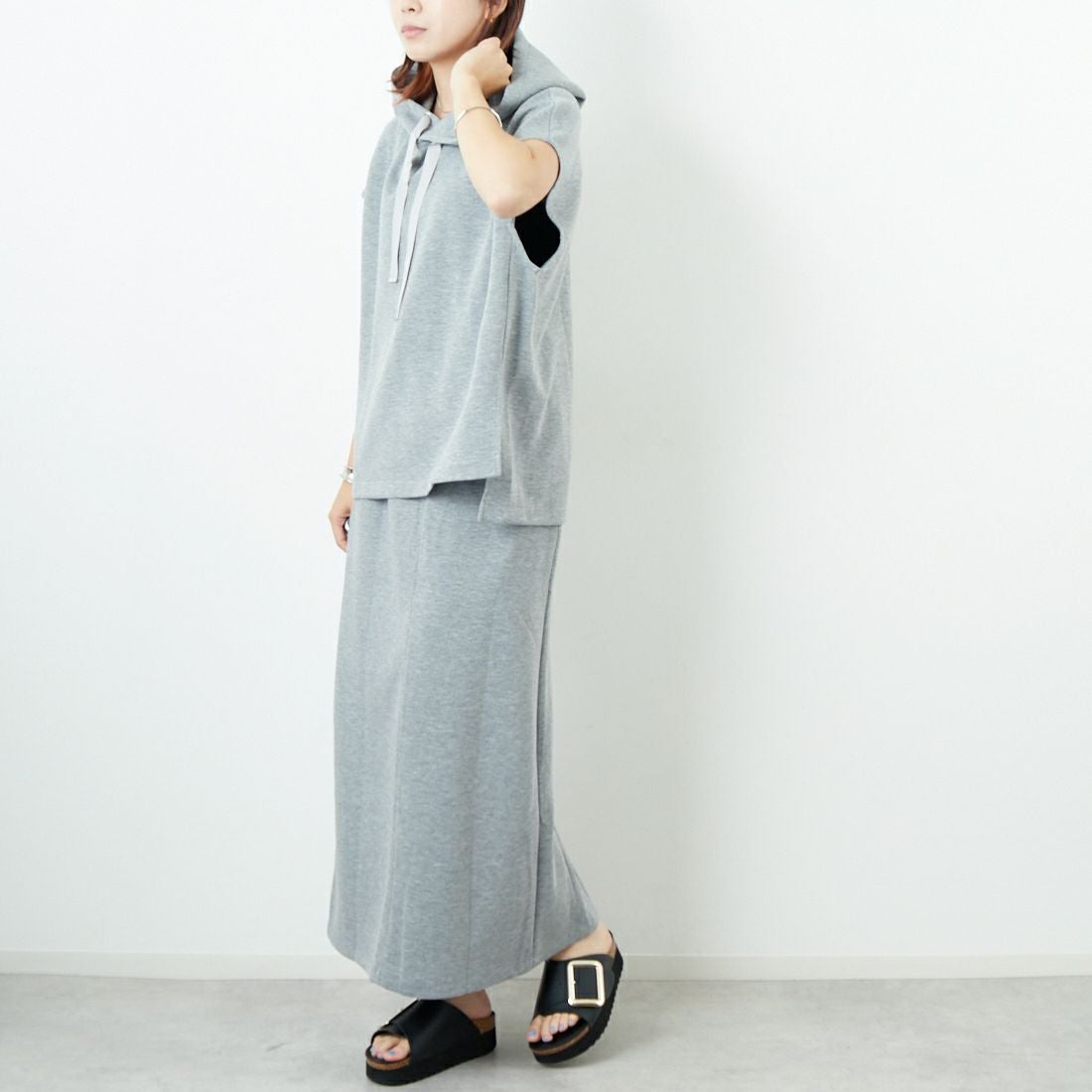 Maison de L'allure [メゾン ドゥ ラリュール] ダンボールフーディベスト [M25132003] 07 GRAY &&モデル身長：167cm 着用サイズ：F&&