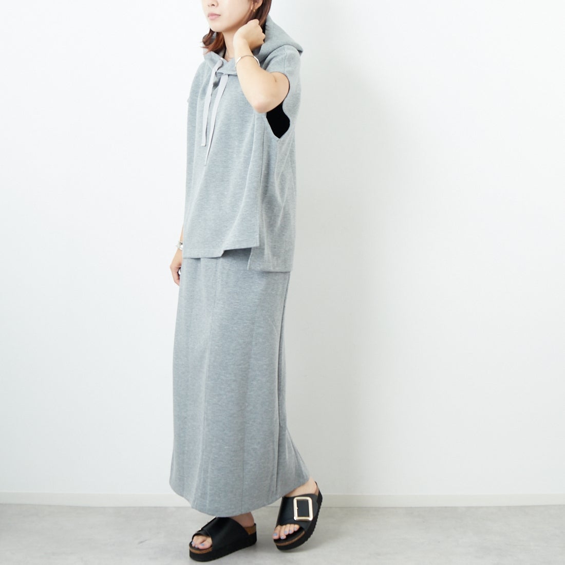 Maison de L'allure [メゾン ドゥ ラリュール] ダンボールフーディベスト [M25132003] 07 GRAY &&モデル身長：167cm 着用サイズ：F&&