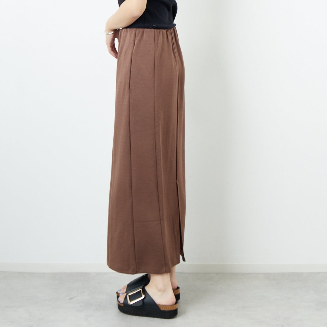 Maison de L'allure [メゾン ドゥ ラリュール] ダンボールナロースカート [M25132004] 28 BROWN &&モデル身長：167cm 着用サイズ：M&&