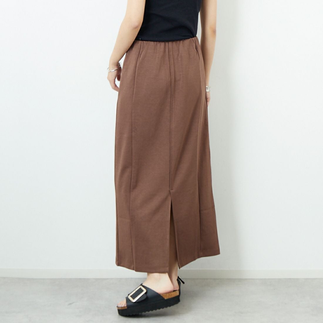 Maison de L'allure [メゾン ドゥ ラリュール] ダンボールナロースカート [M25132004] 28 BROWN &&モデル身長：167cm 着用サイズ：M&&