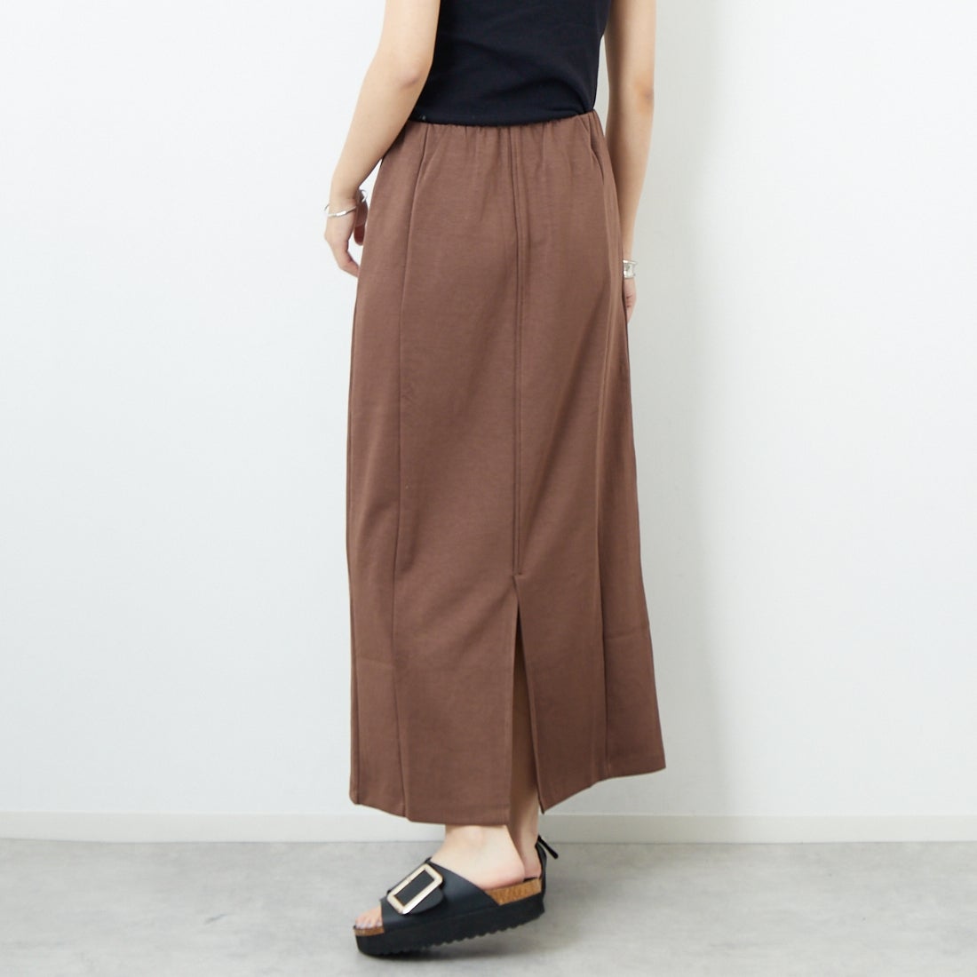 Maison de L'allure [メゾン ドゥ ラリュール] ダンボールナロースカート [M25132004] 28 BROWN &&モデル身長：167cm 着用サイズ：M&&