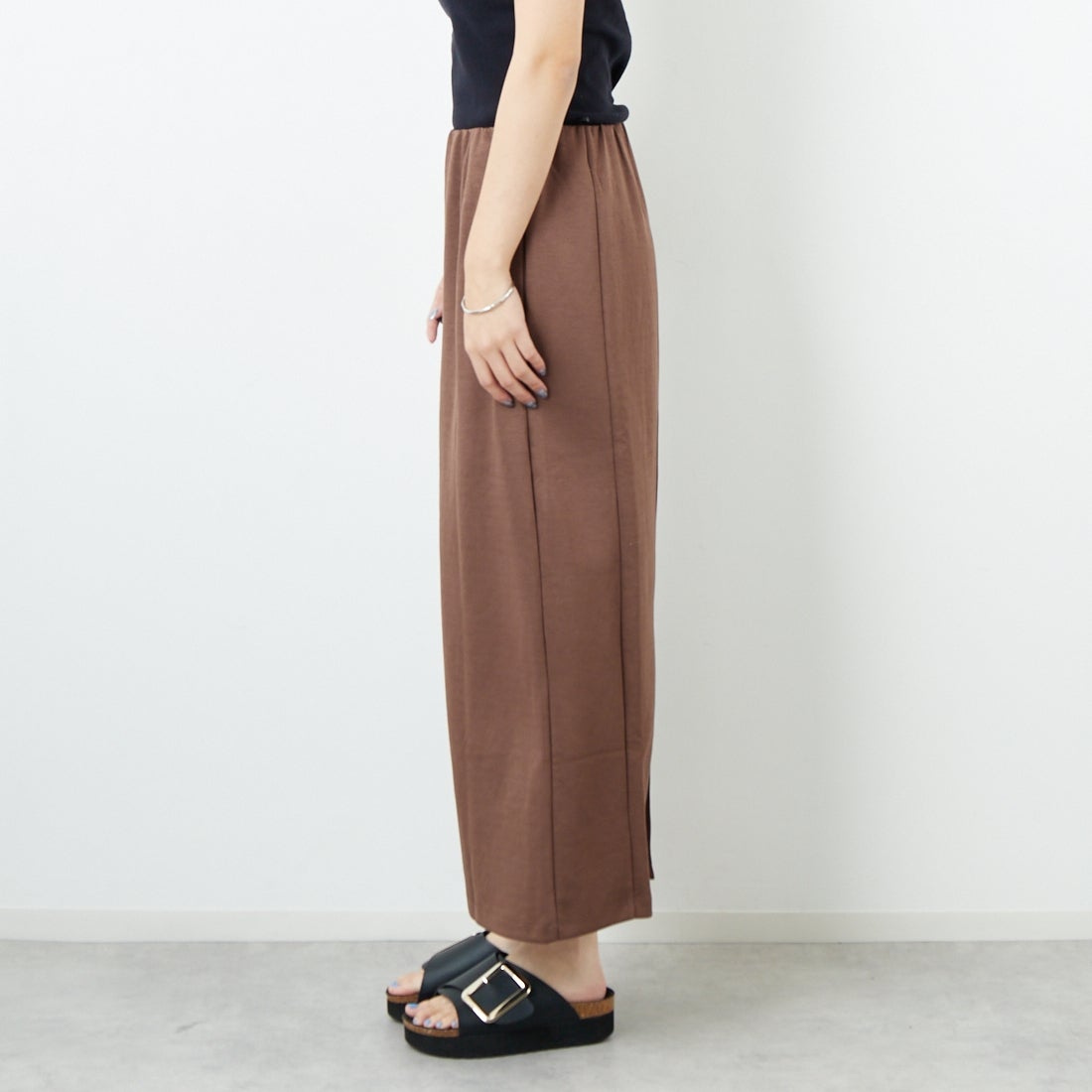 Maison de L'allure [メゾン ドゥ ラリュール] ダンボールナロースカート [M25132004] 28 BROWN &&モデル身長：167cm 着用サイズ：M&&