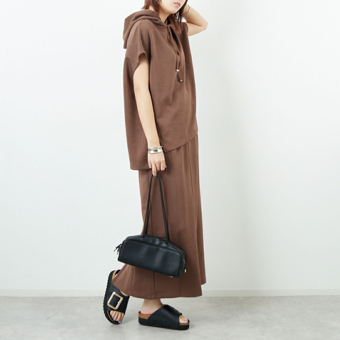 Maison de L'allure [メゾン ドゥ ラリュール] ダンボールナロースカート [M25132004] 28 BROWN &&モデル身長：167cm 着用サイズ：M&&