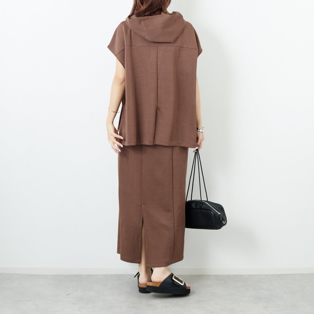 Maison de L'allure [メゾン ドゥ ラリュール] ダンボールナロースカート [M25132004] 28 BROWN &&モデル身長：167cm 着用サイズ：M&&