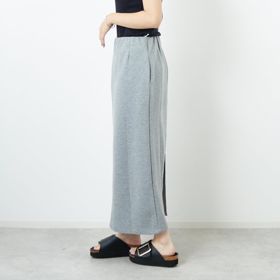 Maison de L'allure [メゾン ドゥ ラリュール] ダンボールナロースカート [M25132004] 07 GRAY &&モデル身長：167cm 着用サイズ：M&&