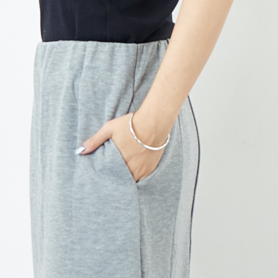 Maison de L'allure [メゾン ドゥ ラリュール] ダンボールナロースカート [M25132004] 07 GRAY &&モデル身長：167cm 着用サイズ：M&&