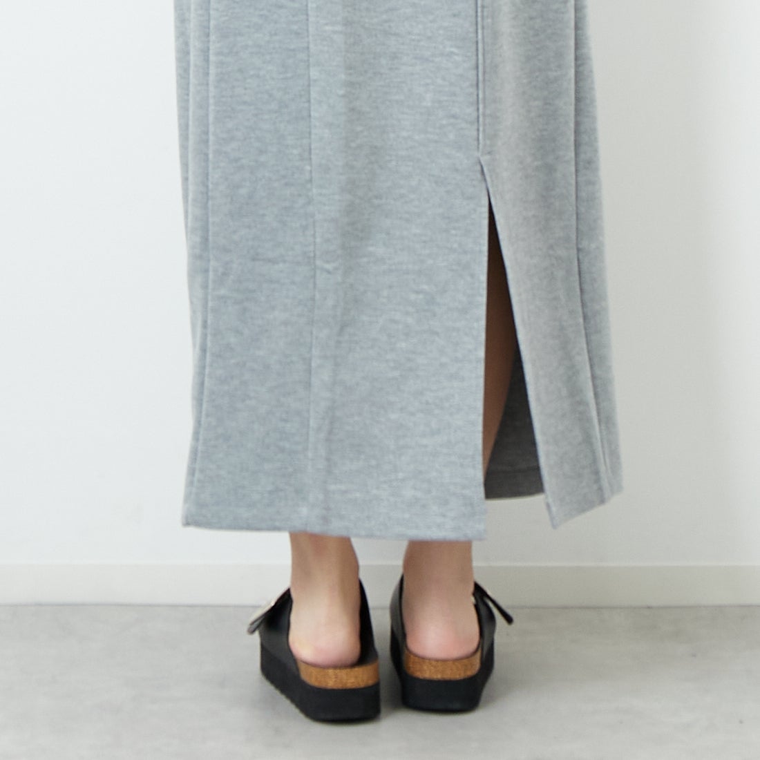 Maison de L'allure [メゾン ドゥ ラリュール] ダンボールナロースカート [M25132004] 07 GRAY &&モデル身長：167cm 着用サイズ：M&&