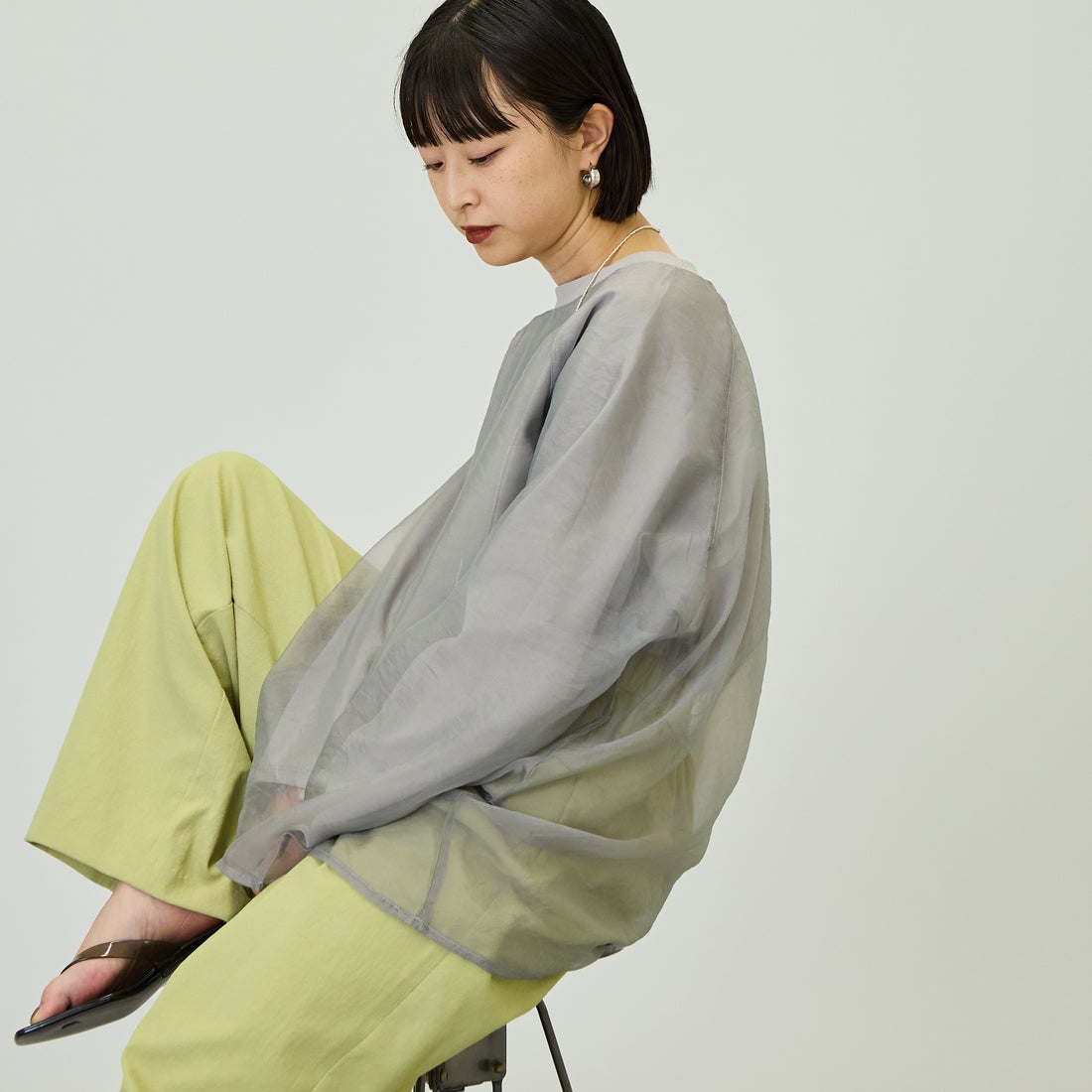 nenom [ネノム] ラグランシアーレイヤードTシャツ [NE25132014] 07 GRAY &&モデル身長：150cm 着用サイズ：F&&
